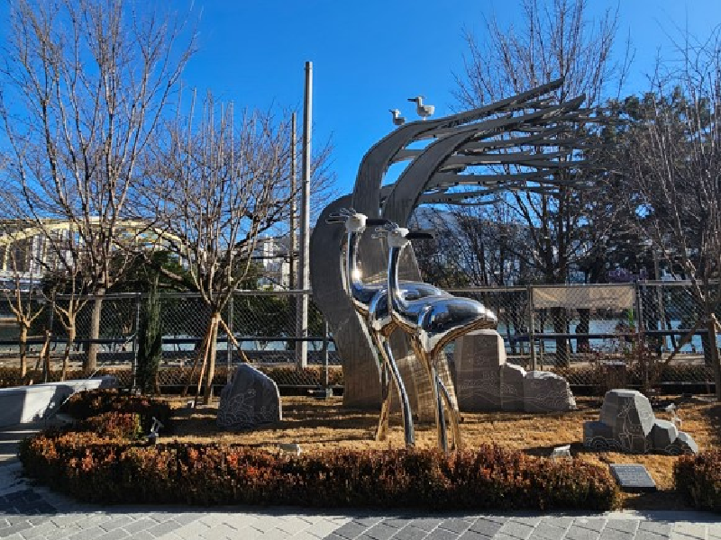 조각, 강이수, 장생도가 있는 정원